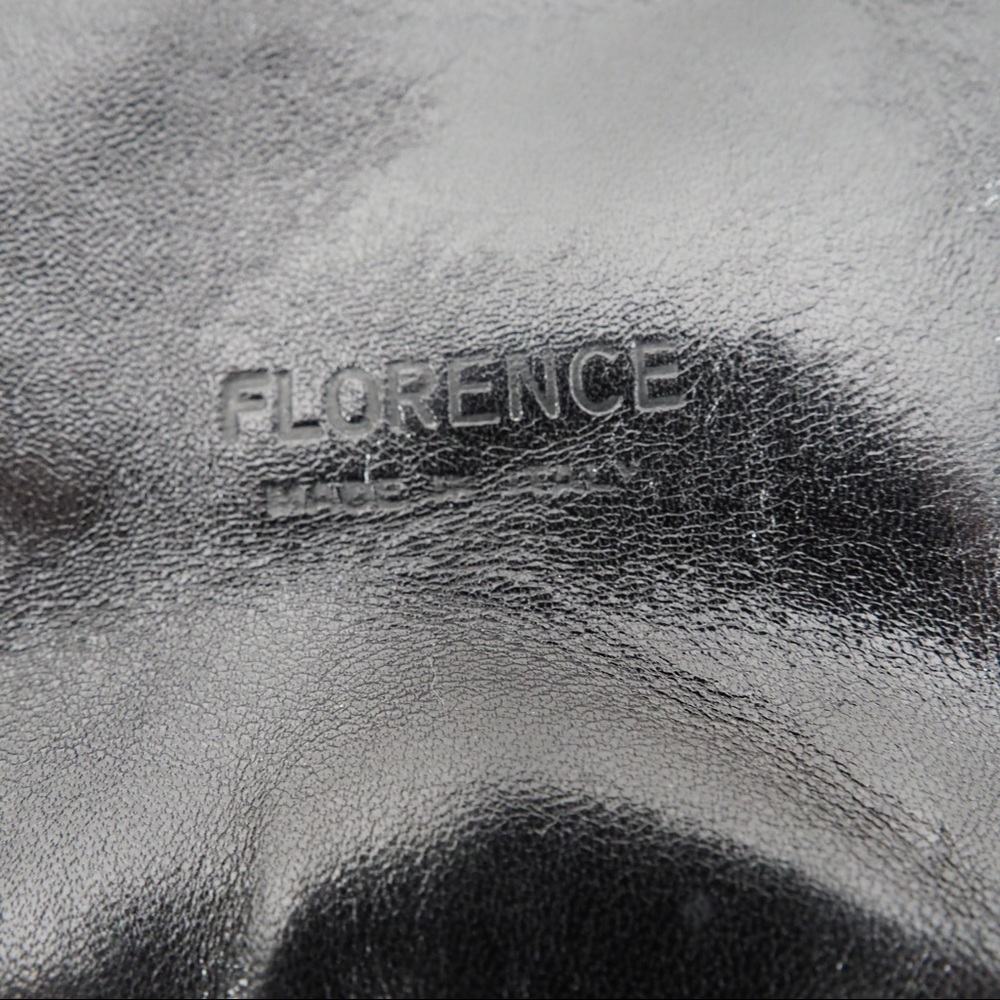 Florence Black leather crossbody bag silver lock - Picture 7 of 8